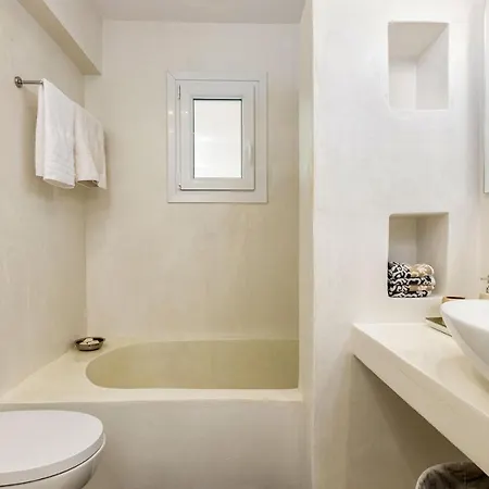 Daphne's Lux Willa Paraspori (Paros)