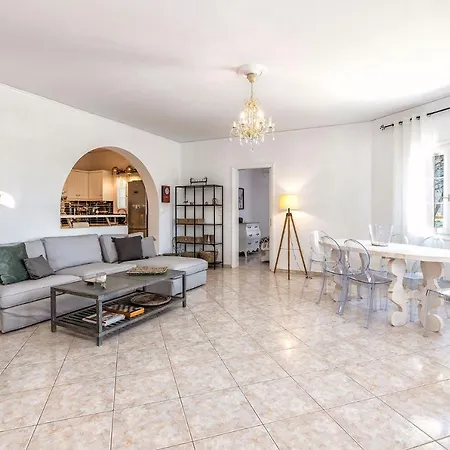 Daphne's Lux Willa Paraspori (Paros)